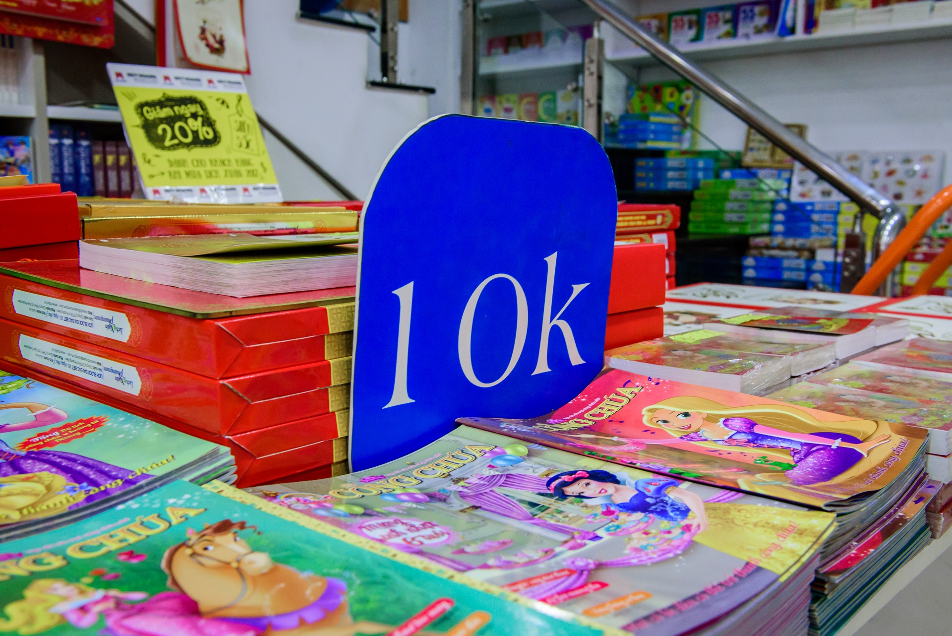 Khong gian mau xanh cua ca phe sach anh 7