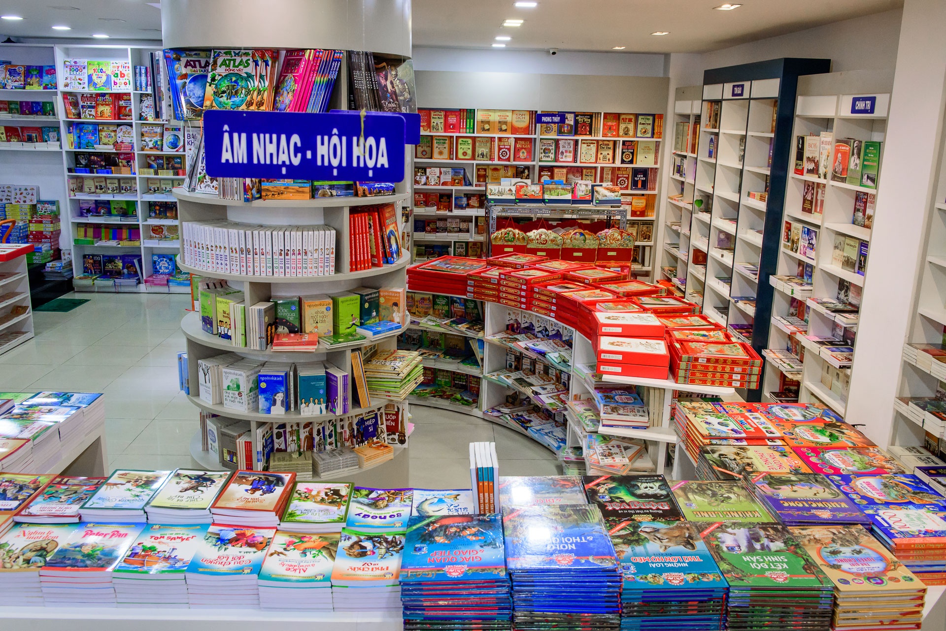 Khong gian mau xanh cua ca phe sach anh 6