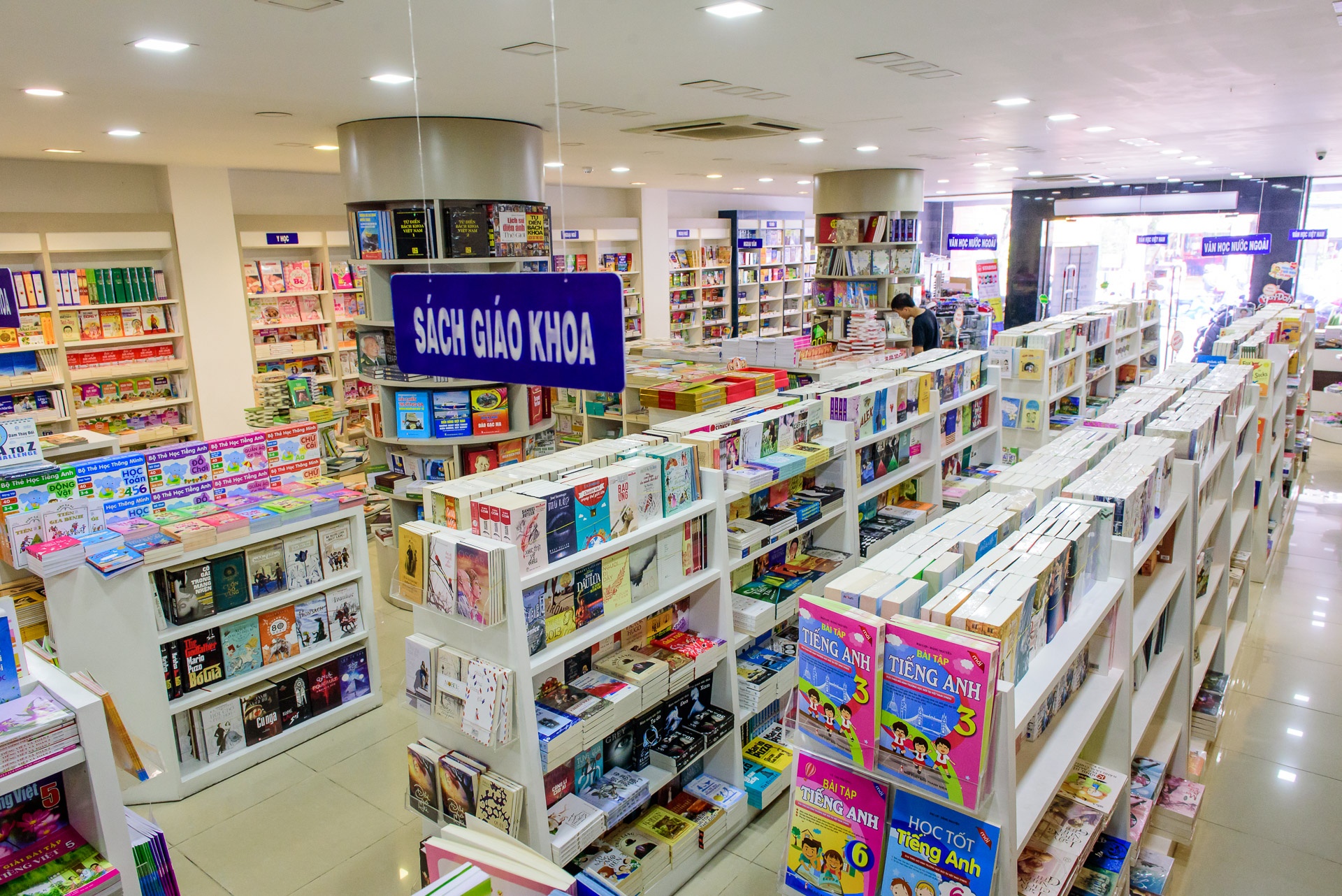 Khong gian mau xanh cua ca phe sach anh 5