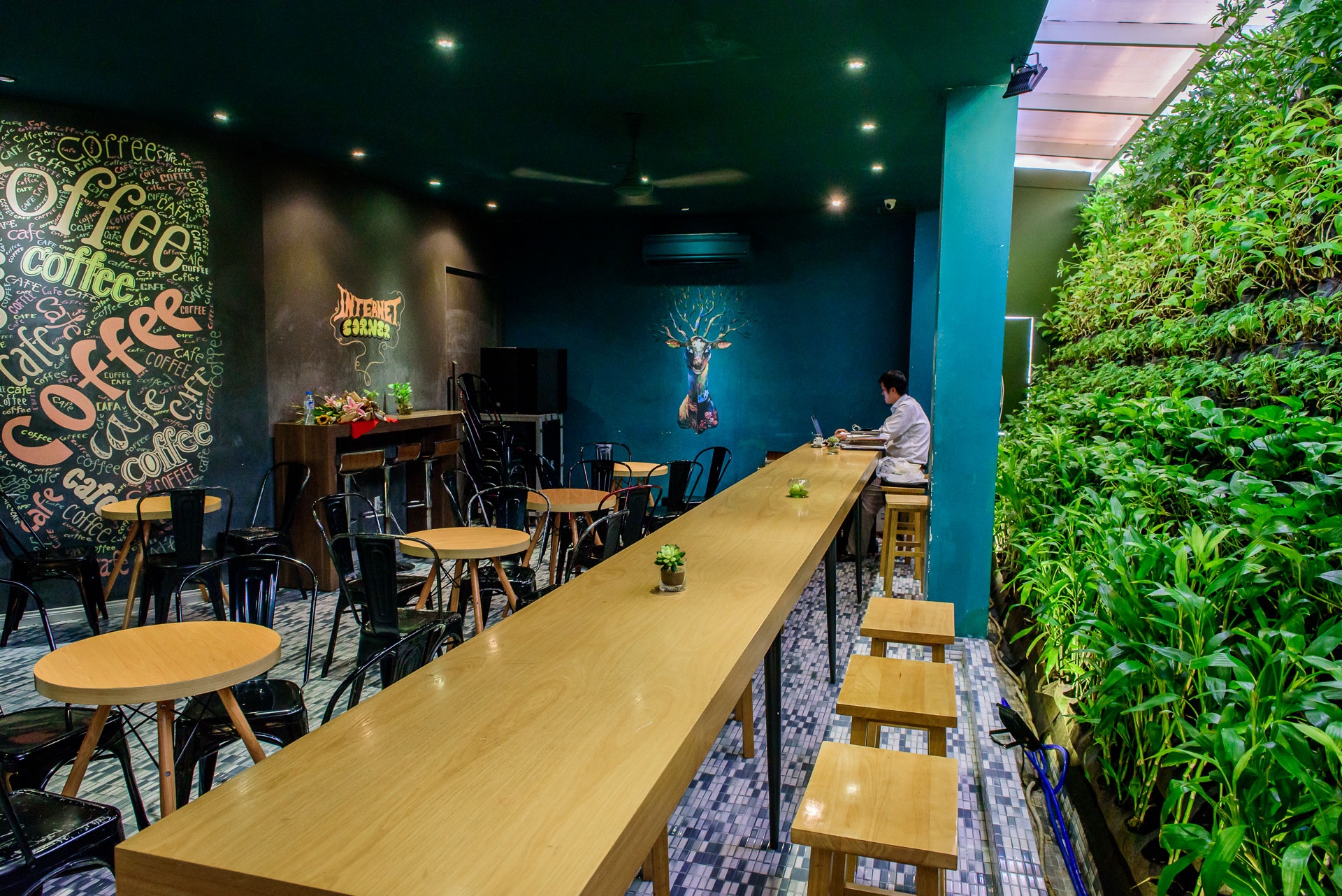 Khong gian mau xanh cua ca phe sach anh 1