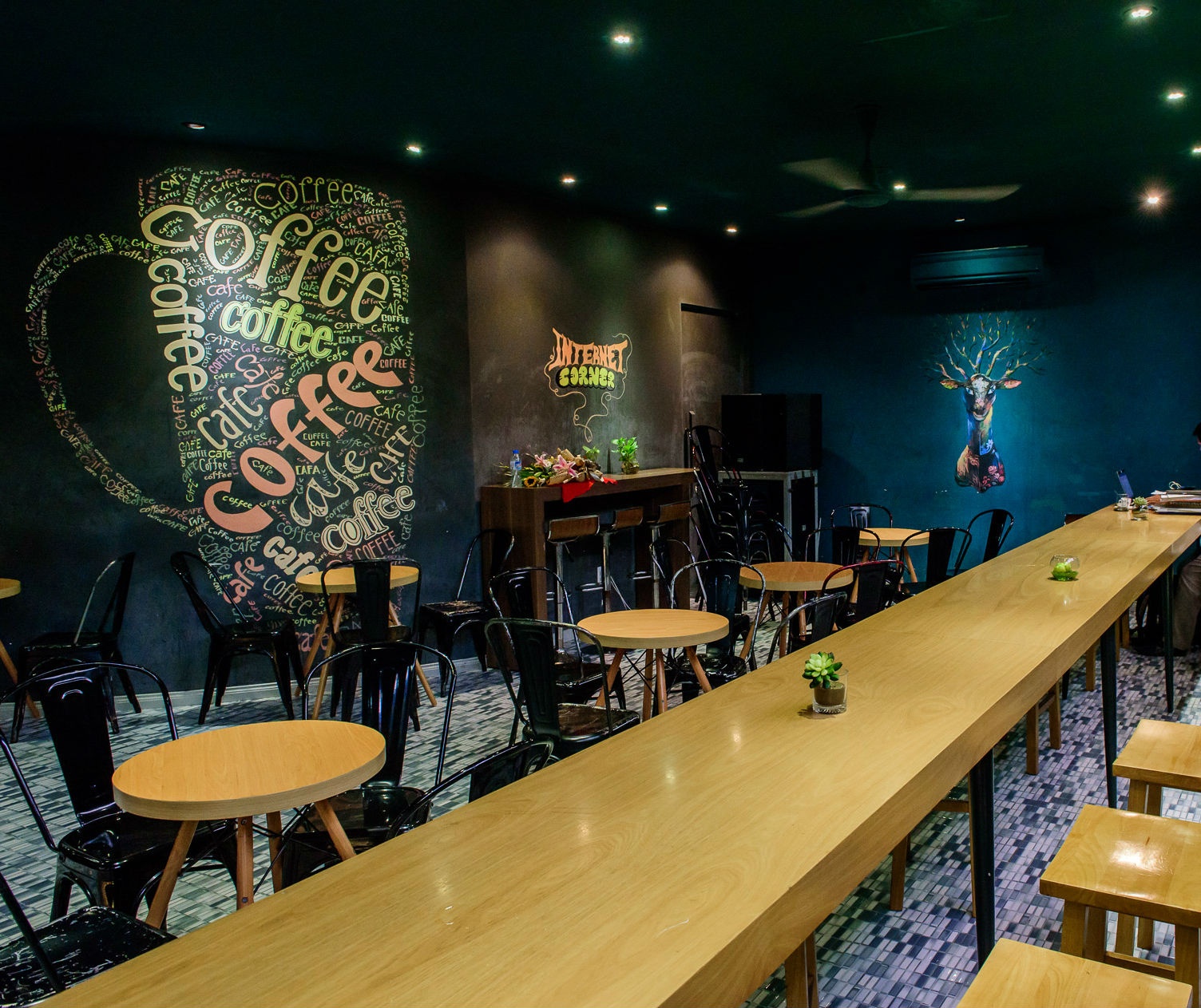 Khong gian mau xanh cua ca phe sach anh 2