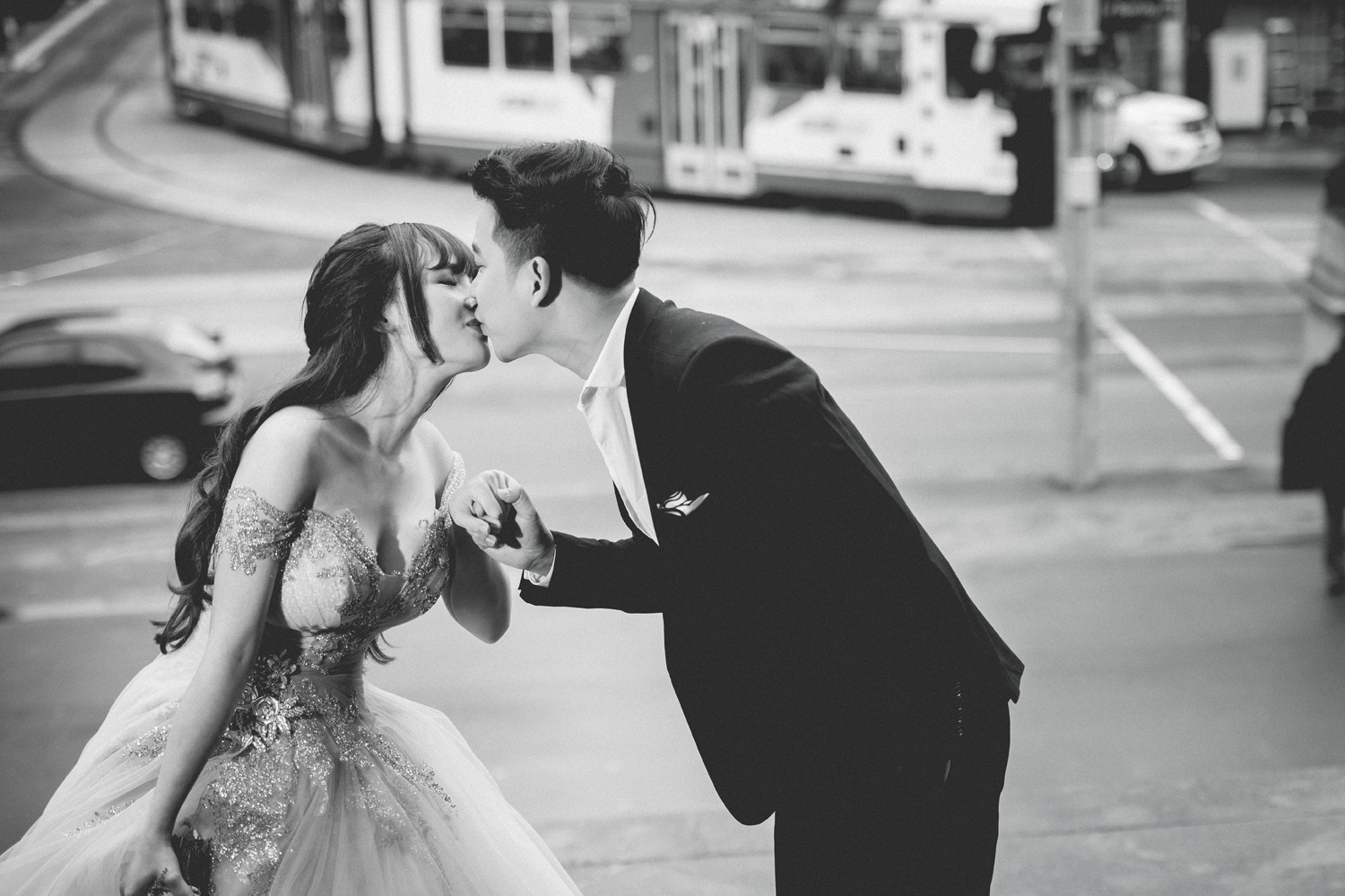 Video Le Hoang cau hon ban gai Viet Hue hinh anh