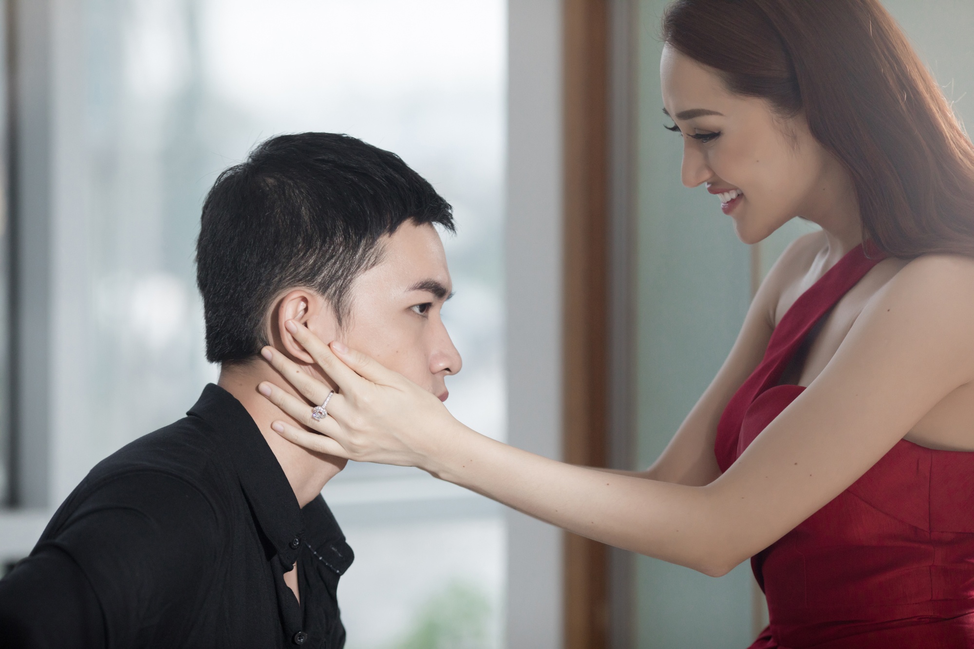 Bao Anh hon Vo Canh say dam trong MV anh 1