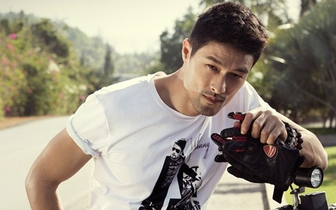 Hinh Johnny Tri Nguyen dong Nguoi Nhen bi ban cho web gay hinh anh
