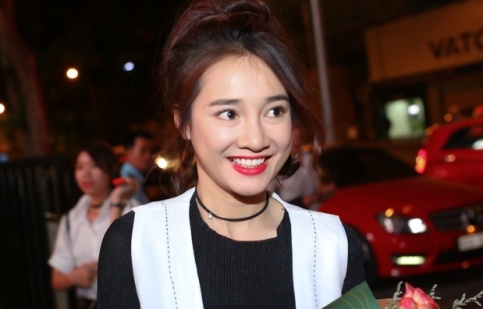 Nha Phuong tuoi tan di nghe nhac hinh anh