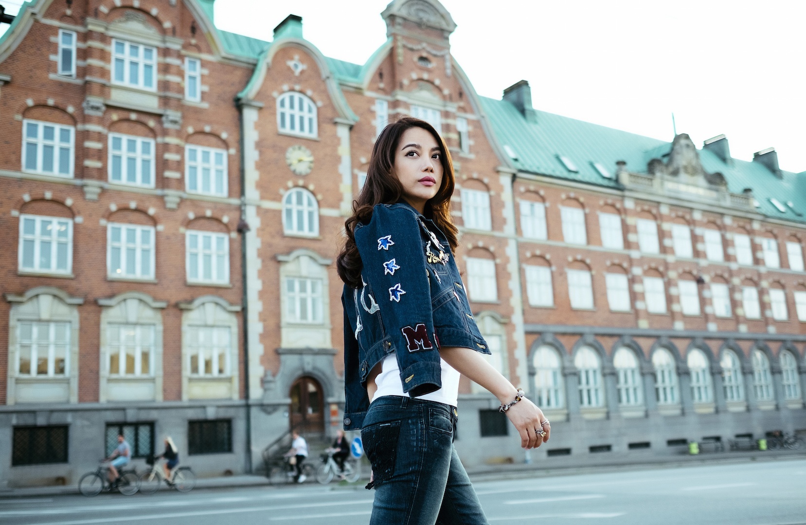 Trương Ngọc Ánh cuốn hút trên đường phố châu Âu ảnh 6 Truong Ngoc Anh cuon hut tren duong pho chau Au anh 6