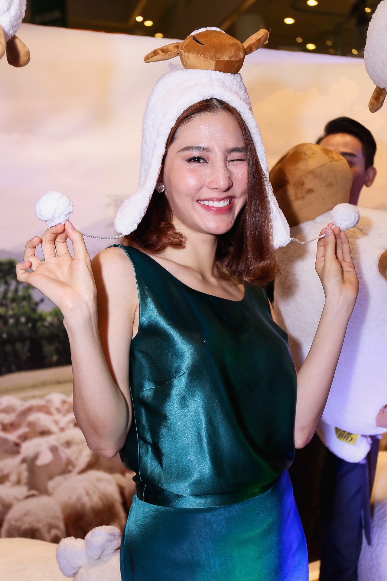 Diem My 9X doi mu long cuu trong su kien anh 2