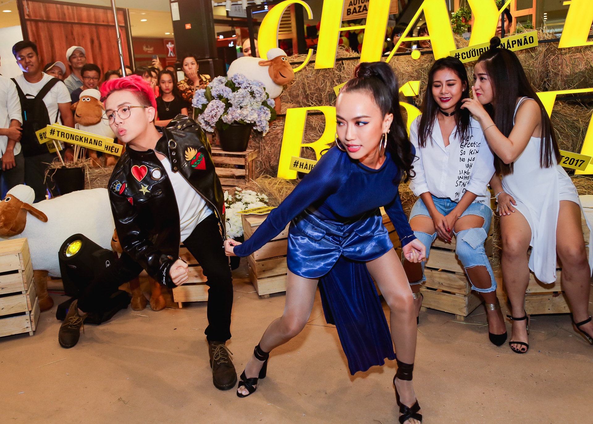 Diem My 9X doi mu long cuu trong su kien anh 7