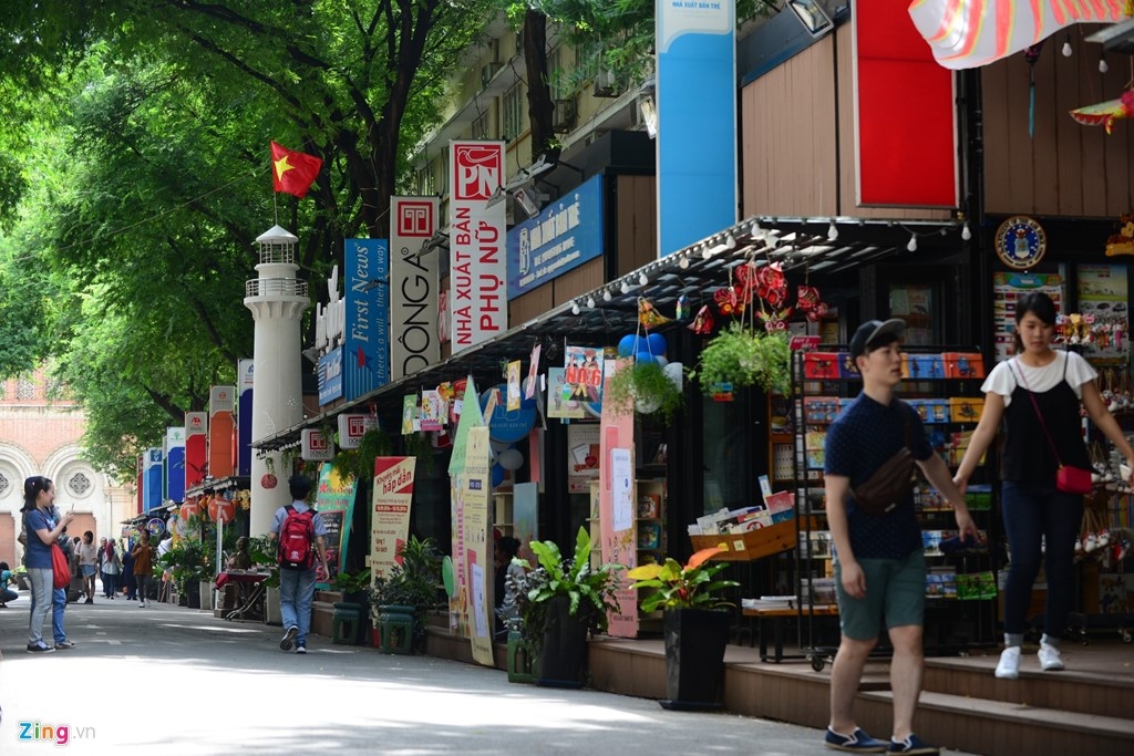 Hoạt động của đường sách vào cuối năm ảnh 1 Hoat dong cua duong sach vao cuoi nam anh 1