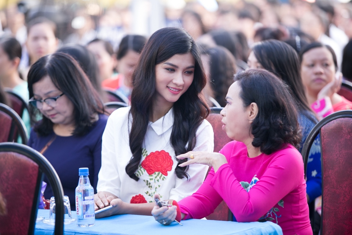 Kim Tuyen mac dam trang gian di ve tham thay co hinh anh