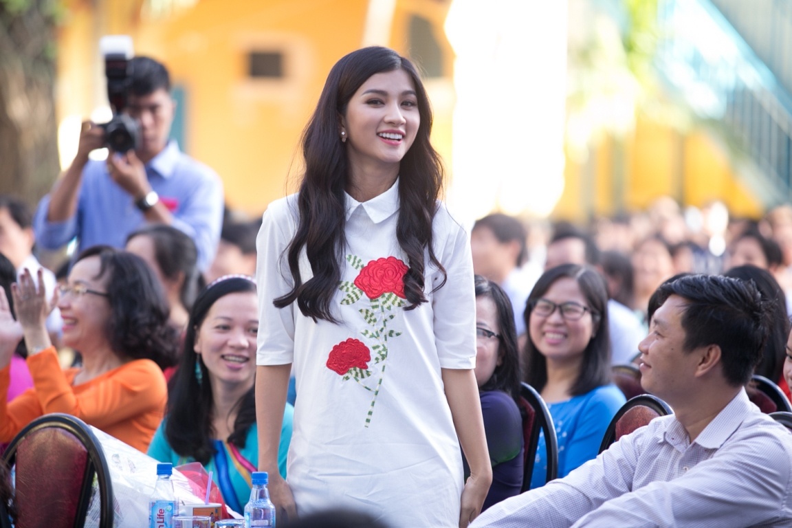 Kim Tuyen boi hoi ve tham truong anh 2