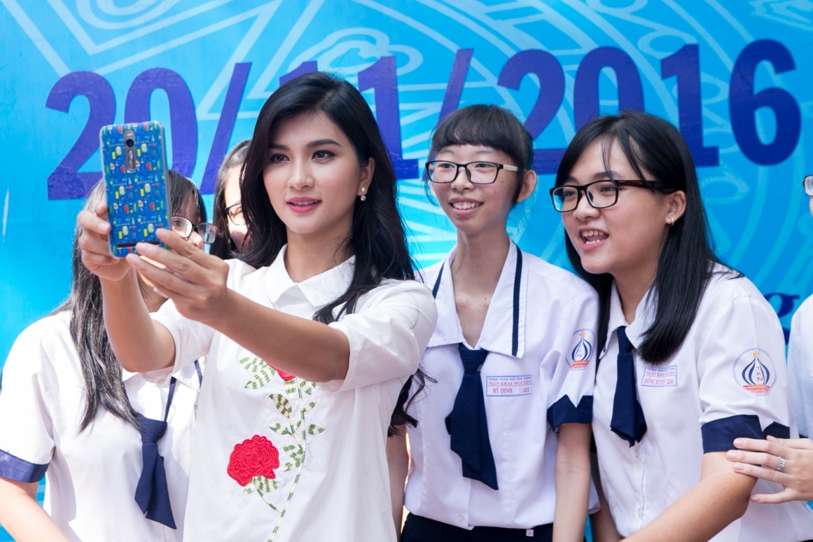 Kim Tuyen boi hoi ve tham truong anh 6