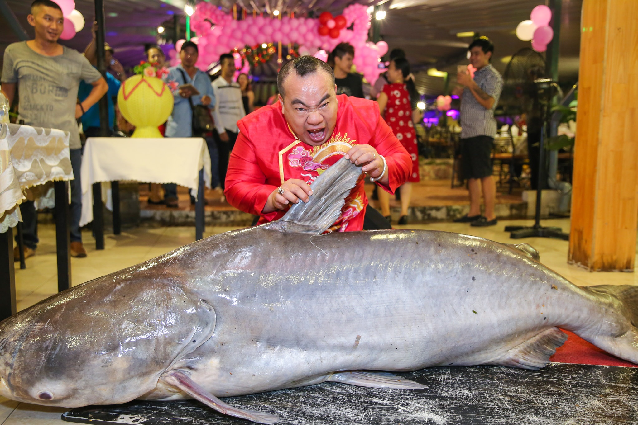 Hieu Hien to chuc thoi noi cho con gai anh 8