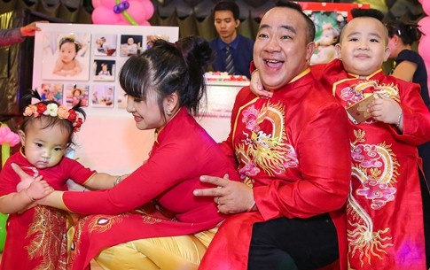 Gia dinh Hieu Hien mac ao dai do mung thoi noi con gai hinh anh