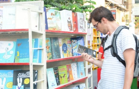 Trung bay nhieu sach quy truoc 1975 tai Duong sach Tet 2017 hinh anh