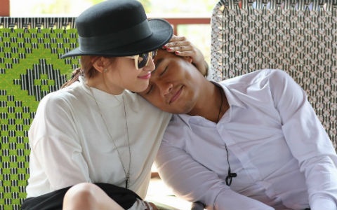 Mac Hong Quan tinh tu voi ban dien tren truong quay hinh anh