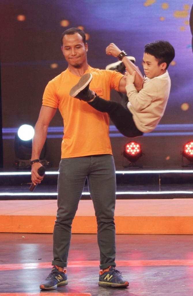 Dien vien hai cao 1, 26 m mac cam khi yeu anh 2