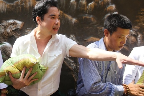 Ngoc Son phat 5 tan gao va tien cho nguoi ngheo tai biet thu hinh anh