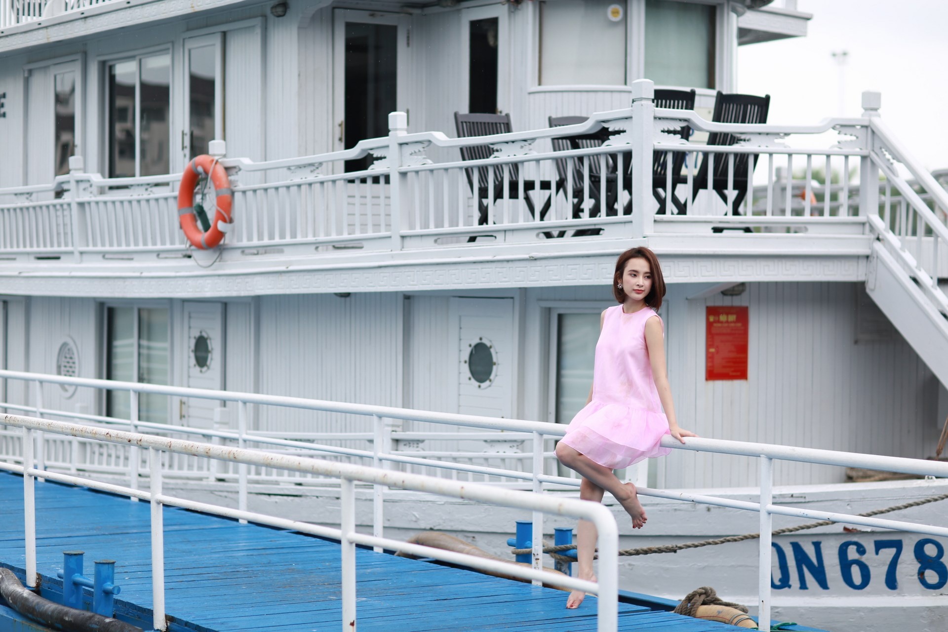 Aangela Phuong Trinh khoe dang tren du thuyen anh 3