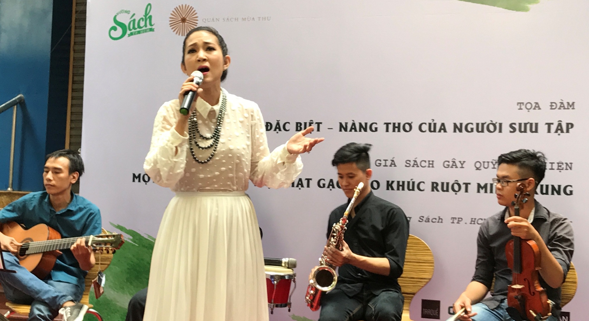 Dau gia sach quy ung ho dong bao Mien Trung anh 1