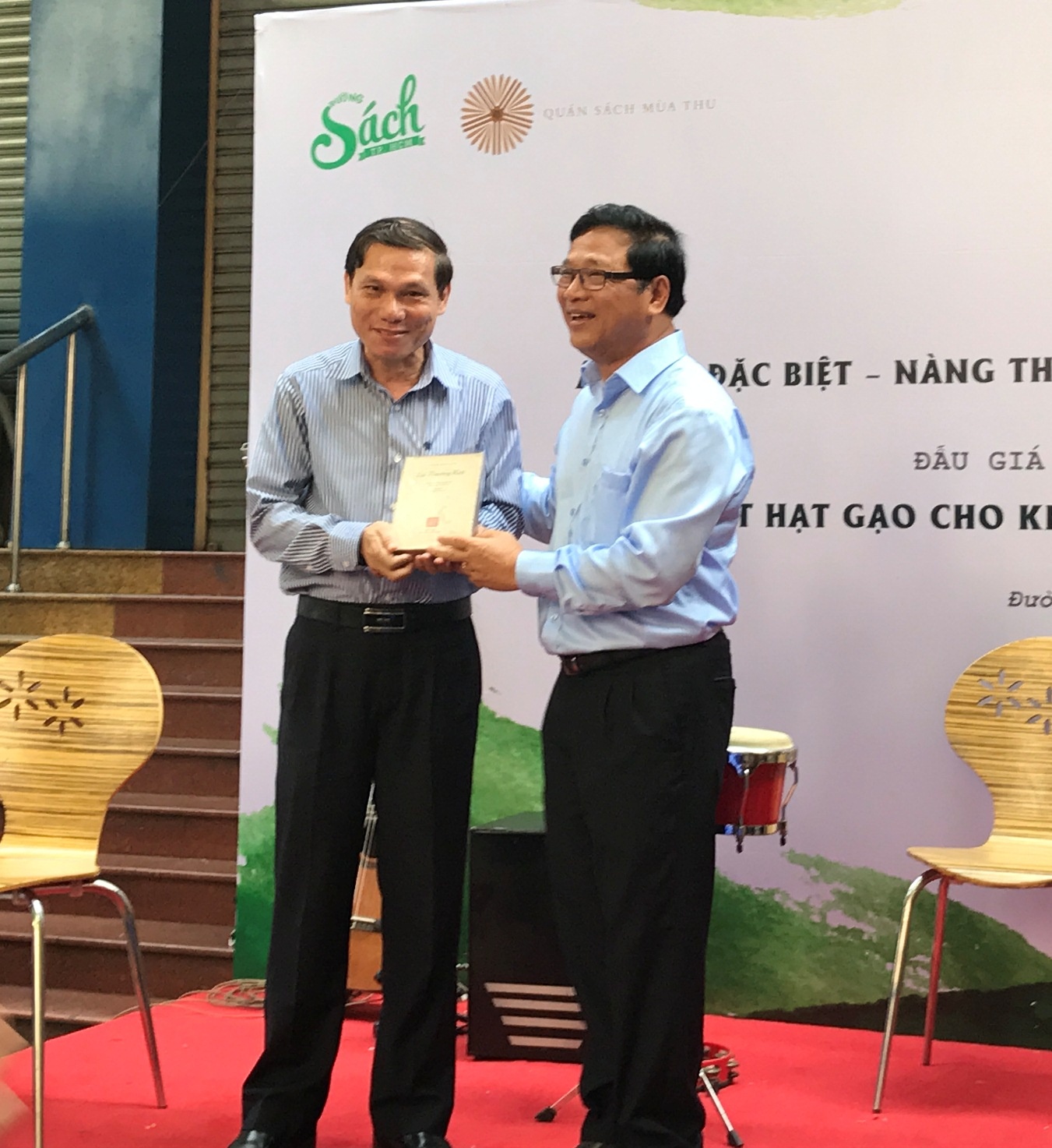 Dau gia sach quy ung ho dong bao Mien Trung anh 2