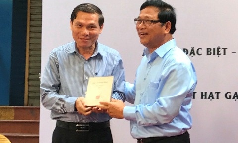 Dau gia sach quy ung ho dong bao mien Trung hinh anh