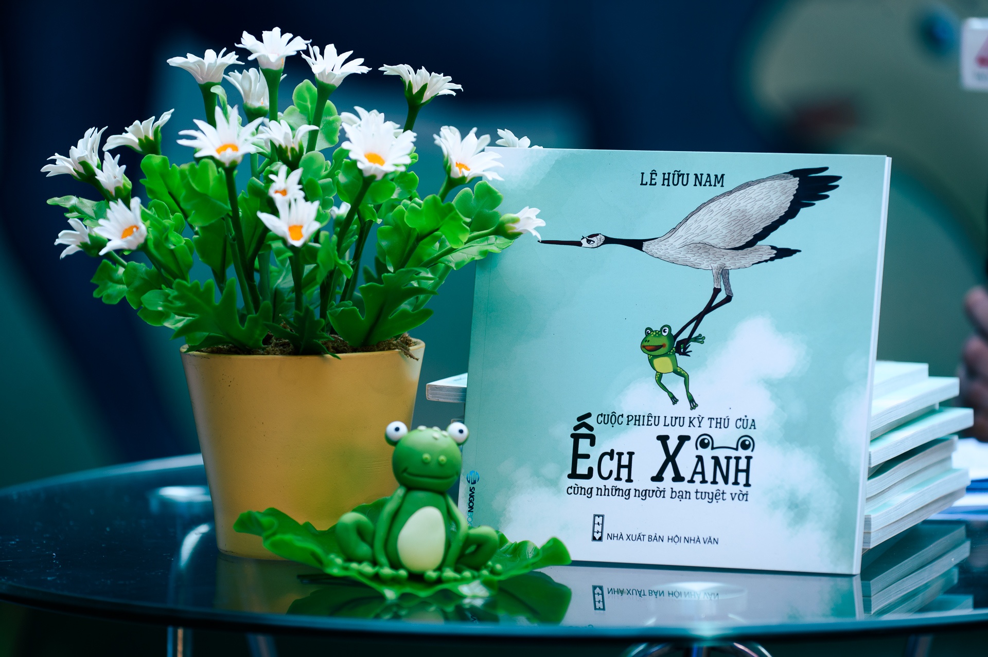 Hồng Ánh đến chúc mừng nhà văn Hữu Nam ra sách mới ảnh 6 Hong Anh den chuc mung nha van Huu Nam ra sach moi anh 6