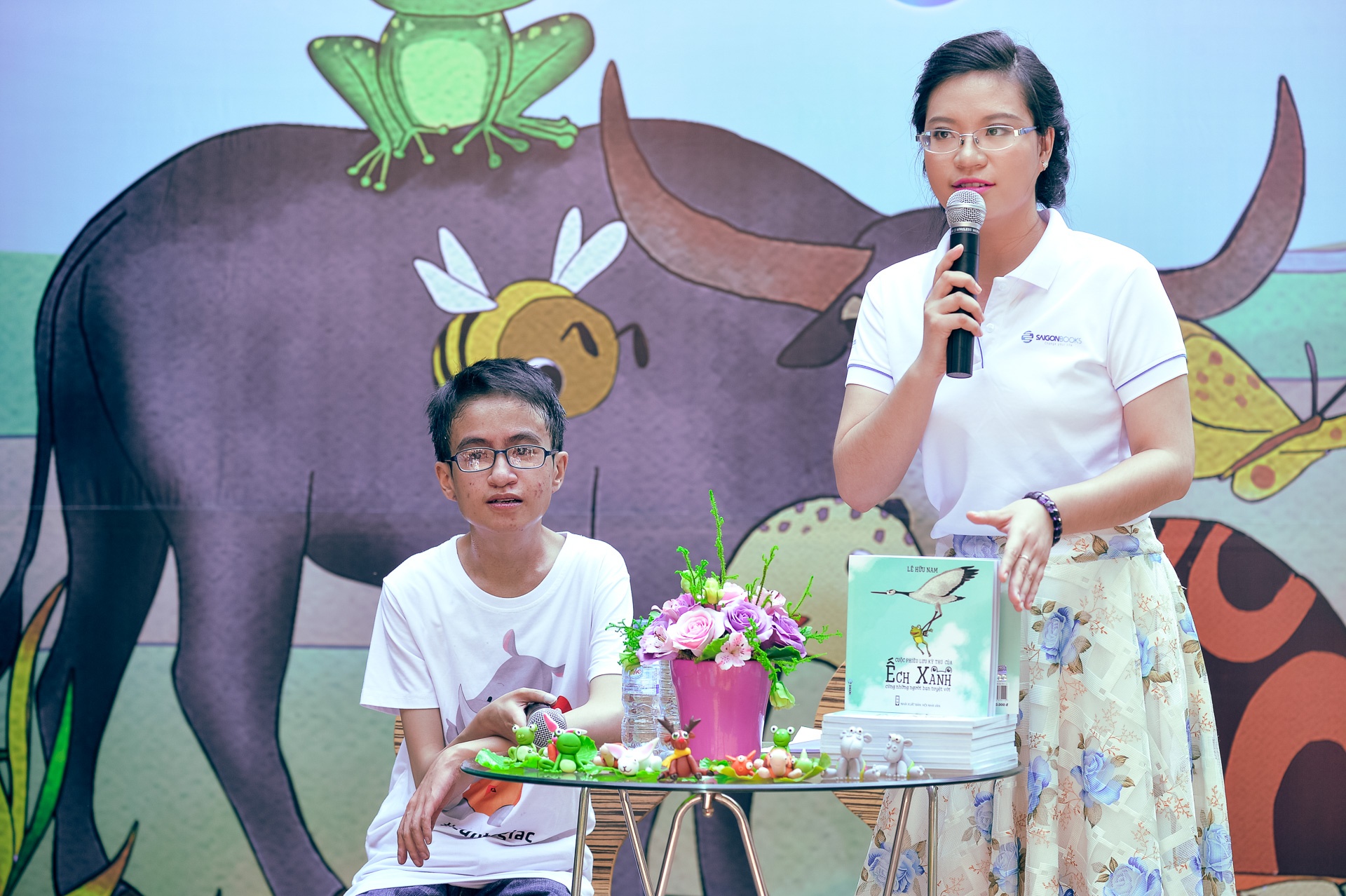 Hồng Ánh đến chúc mừng nhà văn Hữu Nam ra sách mới ảnh 3 Hong Anh den chuc mung nha van Huu Nam ra sach moi anh 3