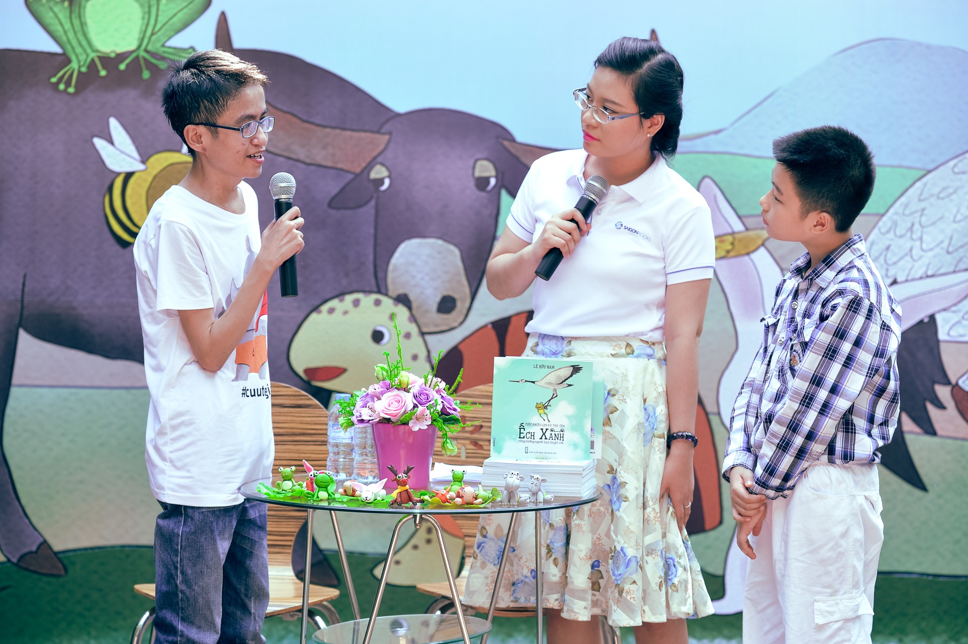 Hồng Ánh đến chúc mừng nhà văn Hữu Nam ra sách mới ảnh 4 Hong Anh den chuc mung nha van Huu Nam ra sach moi anh 4