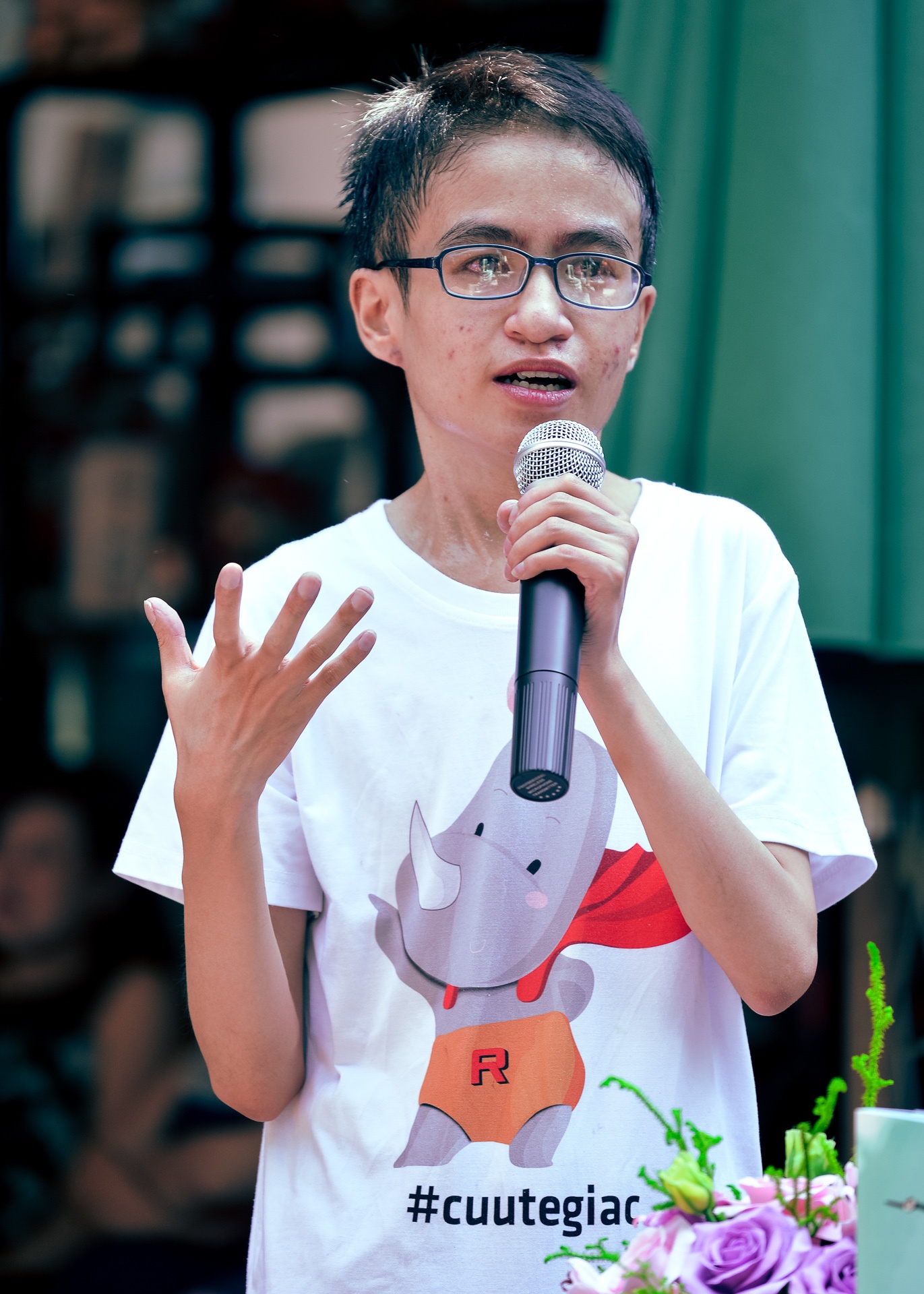 Hồng Ánh đến chúc mừng nhà văn Hữu Nam ra sách mới ảnh 5 Hong Anh den chuc mung nha van Huu Nam ra sach moi anh 5