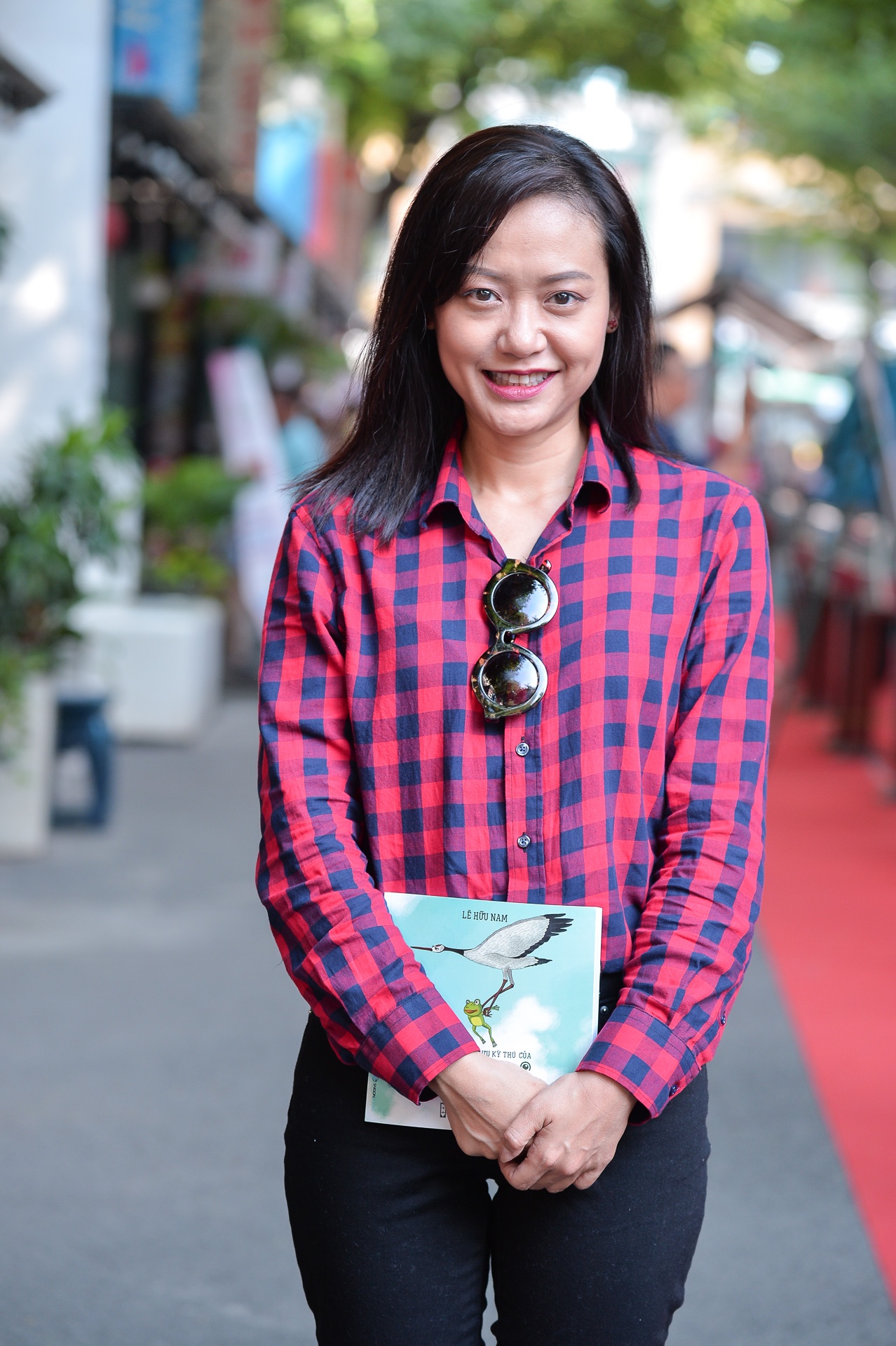 Hồng Ánh đến chúc mừng nhà văn Hữu Nam ra sách mới ảnh 1 Hong Anh den chuc mung nha van Huu Nam ra sach moi anh 1