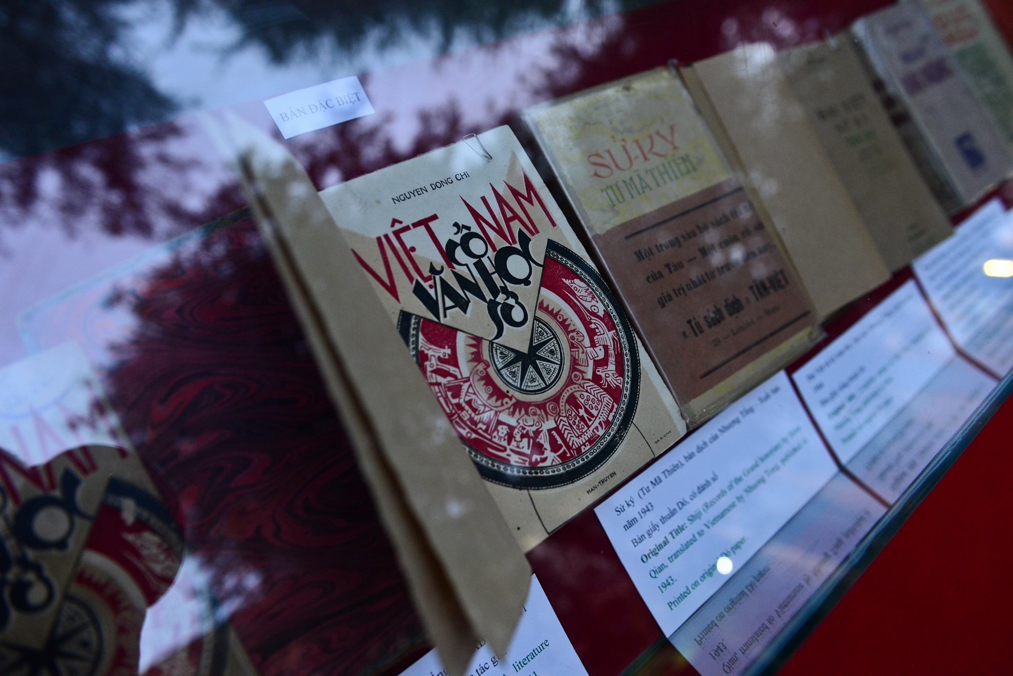 Ngam sach quy hiem tai duong sach anh 5