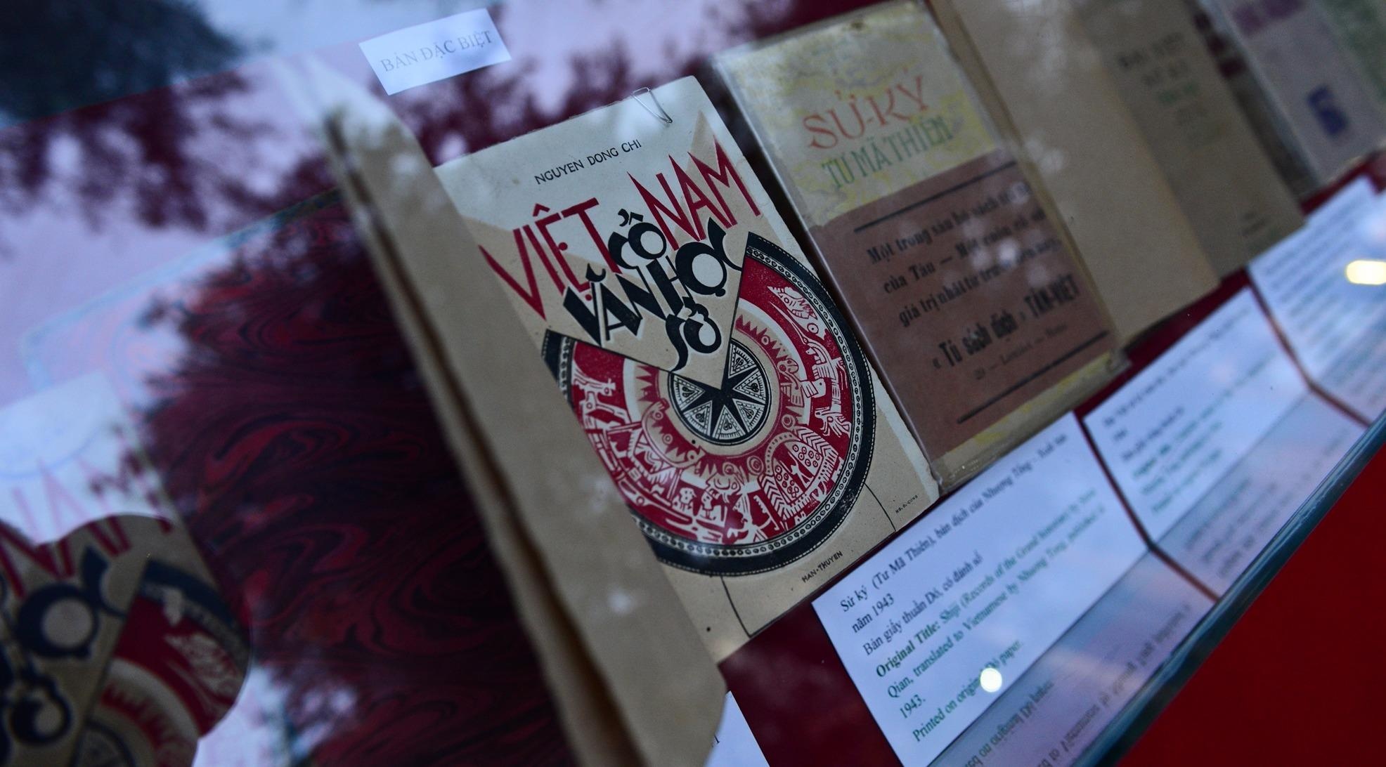 Ngam sach quy hiem tai duong sach TP.HCM hinh anh