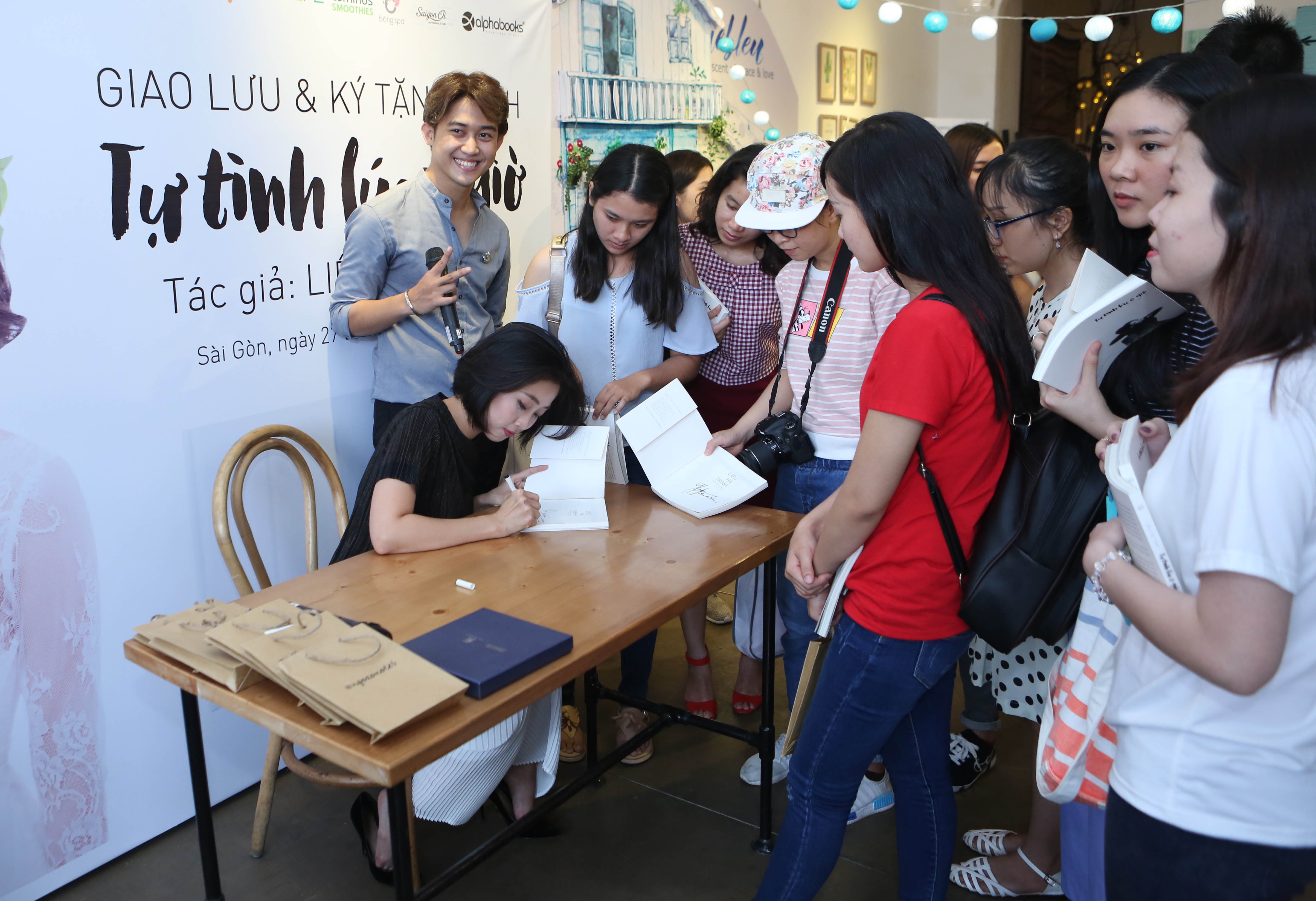 MC Lieu Ha Trinh ky tang sach anh 2