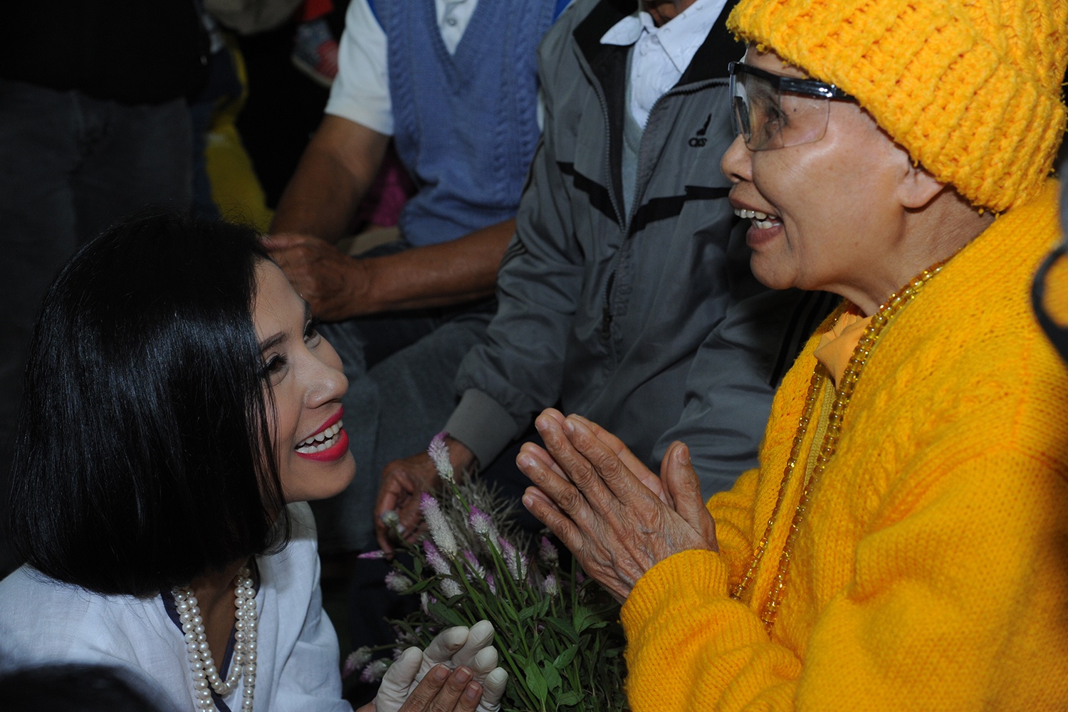 Viet Trinh ho tro mo mat cho benh nhan ngheo anh 2