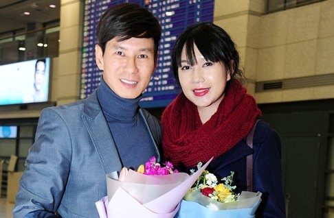 Vo chong Ly Hai duoc dao dien Han Quoc don o san bay hinh anh