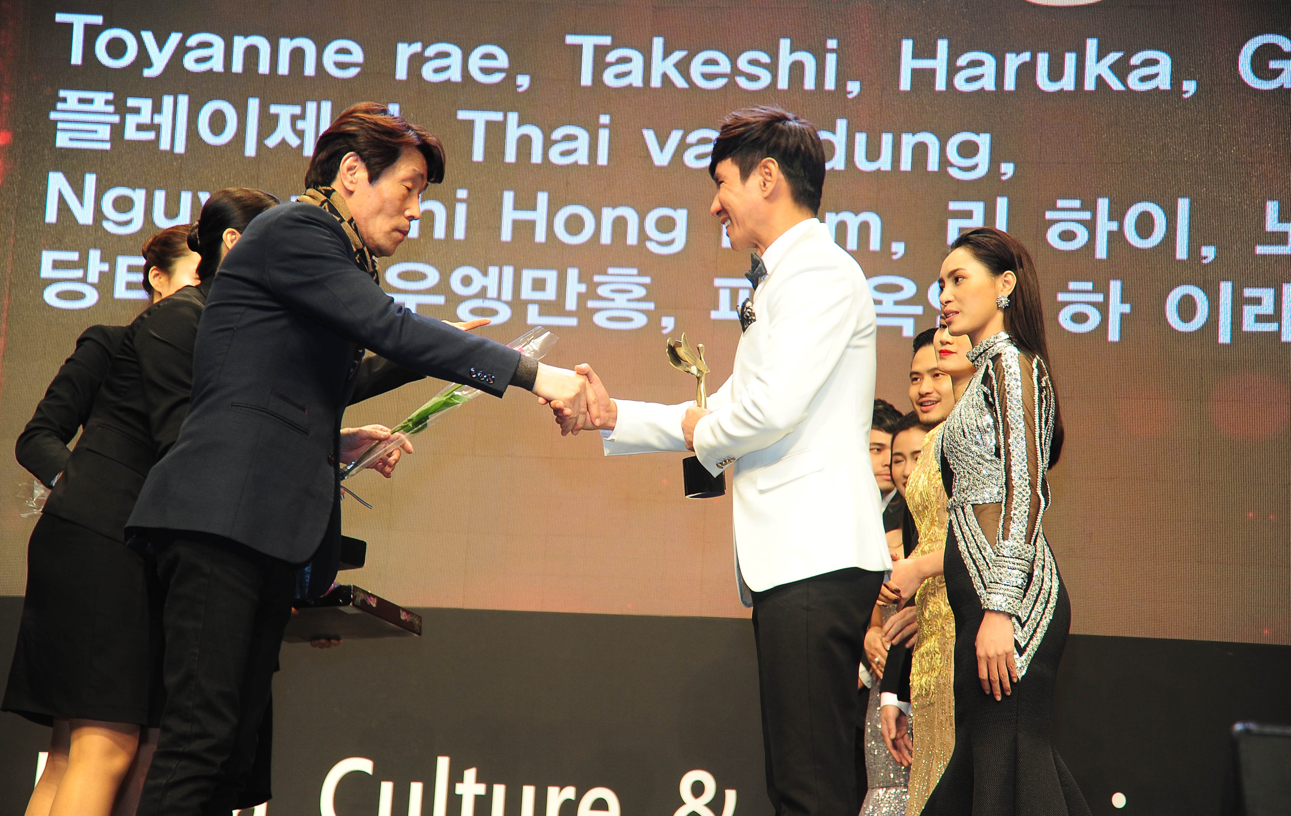 Ly Hai doat giai dao dien xuat sac nhat anh 4