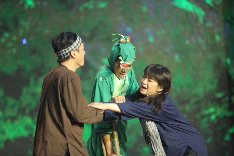 Gia Bao dua con gai 2 tuoi len san khau anh 6