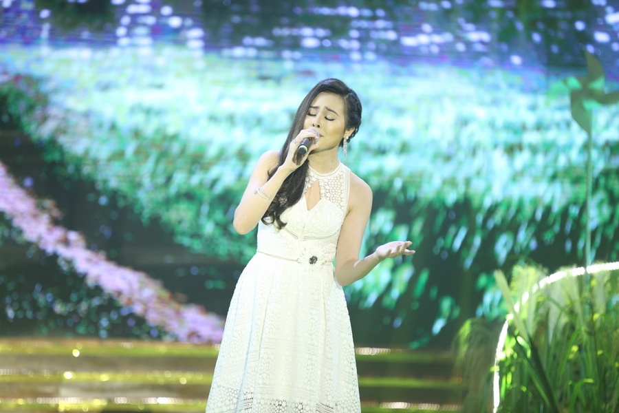 Phi Nhung chat chem Manh Quynh tren ghe nong anh 3