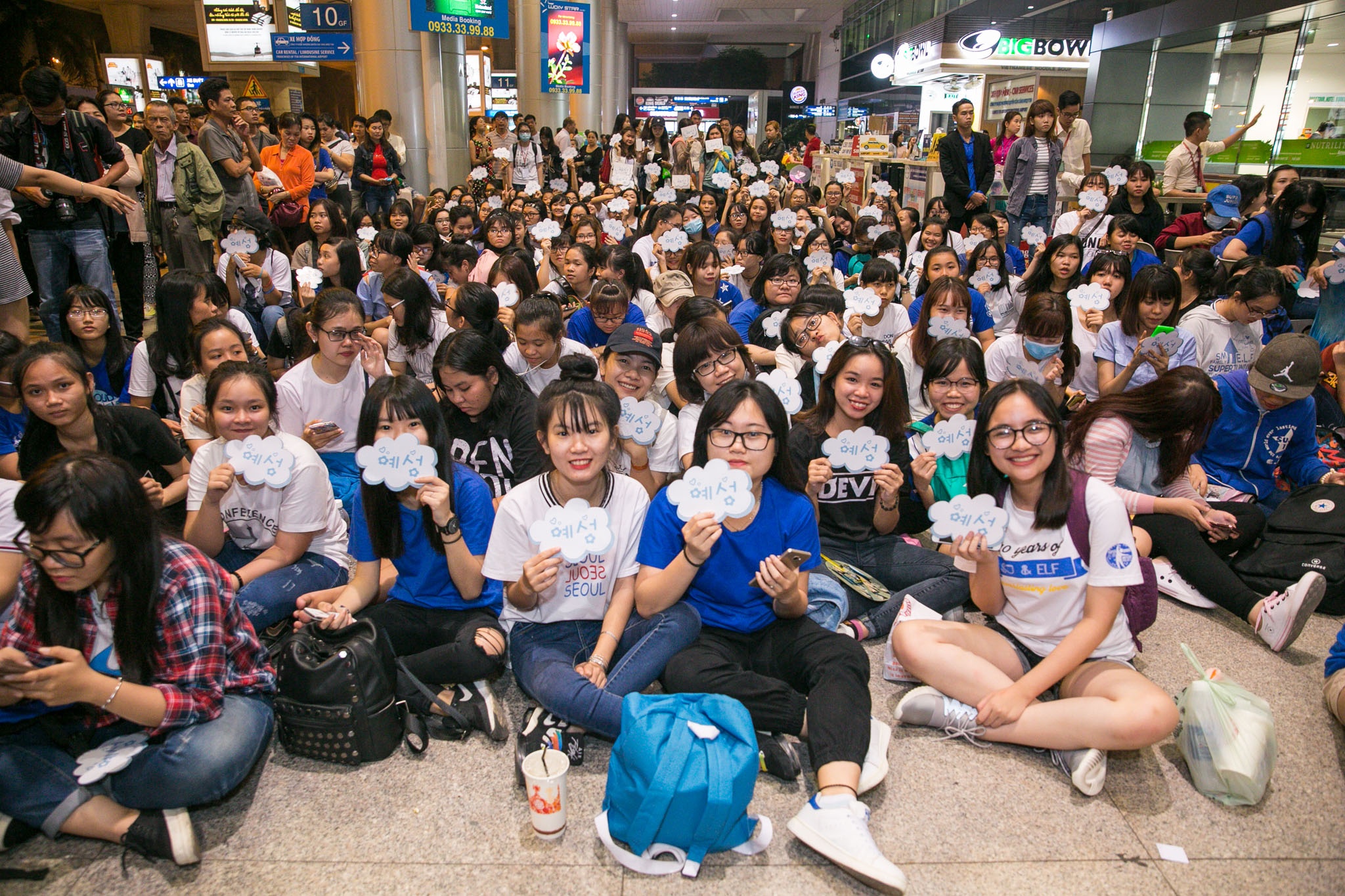 Fan Viet don Yesung o san bay anh 1