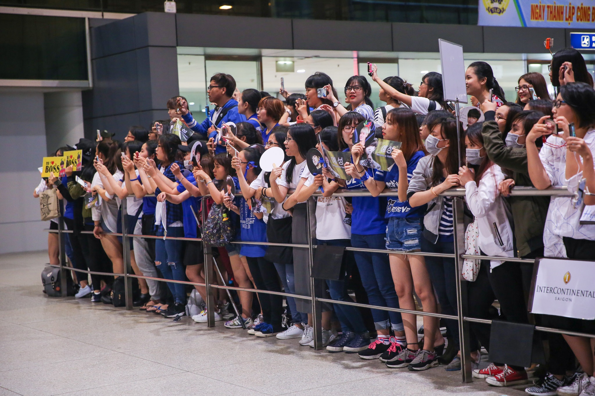 Fan Viet don Yesung o san bay anh 2