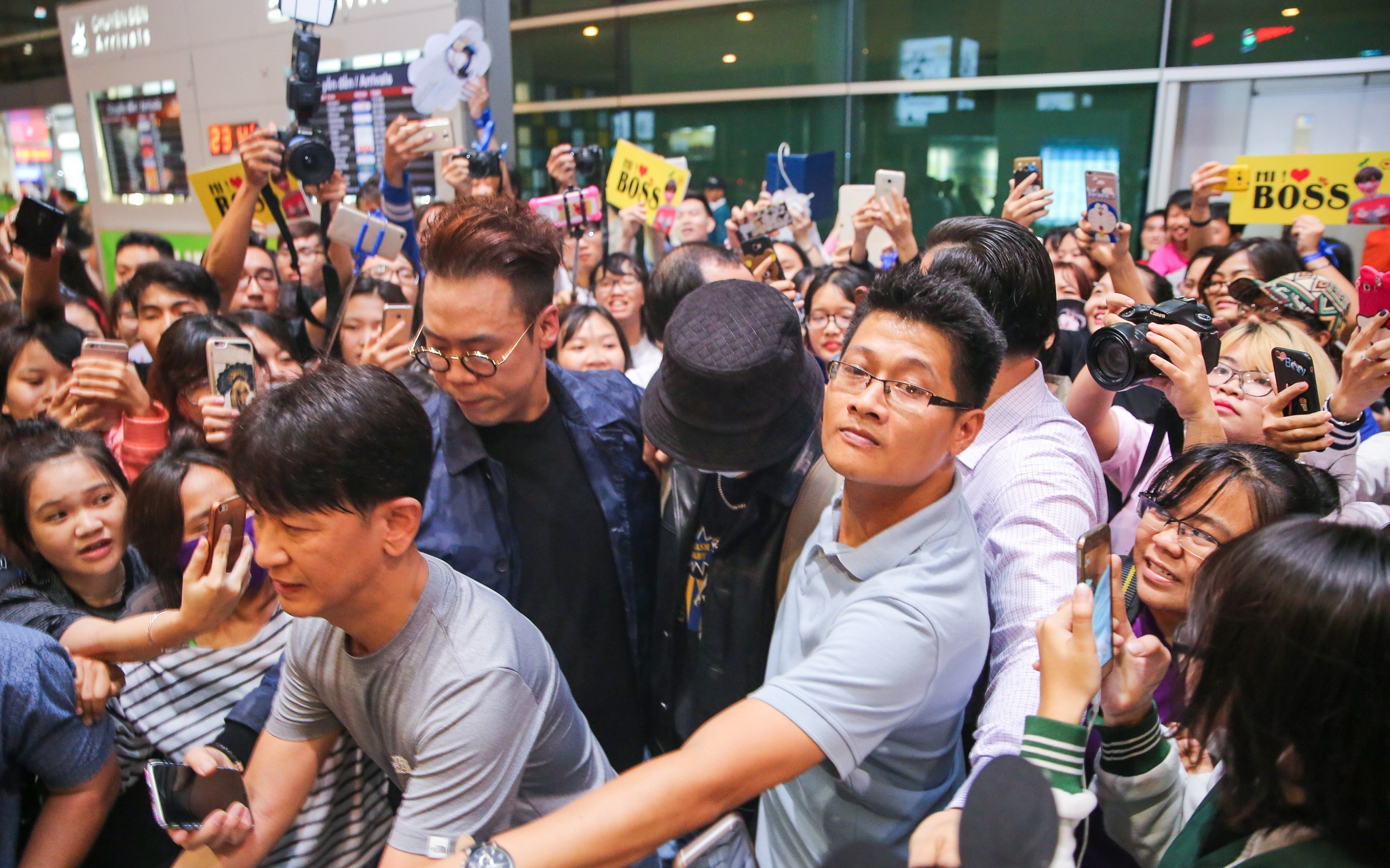 Fan Viet don Yesung o san bay anh 6