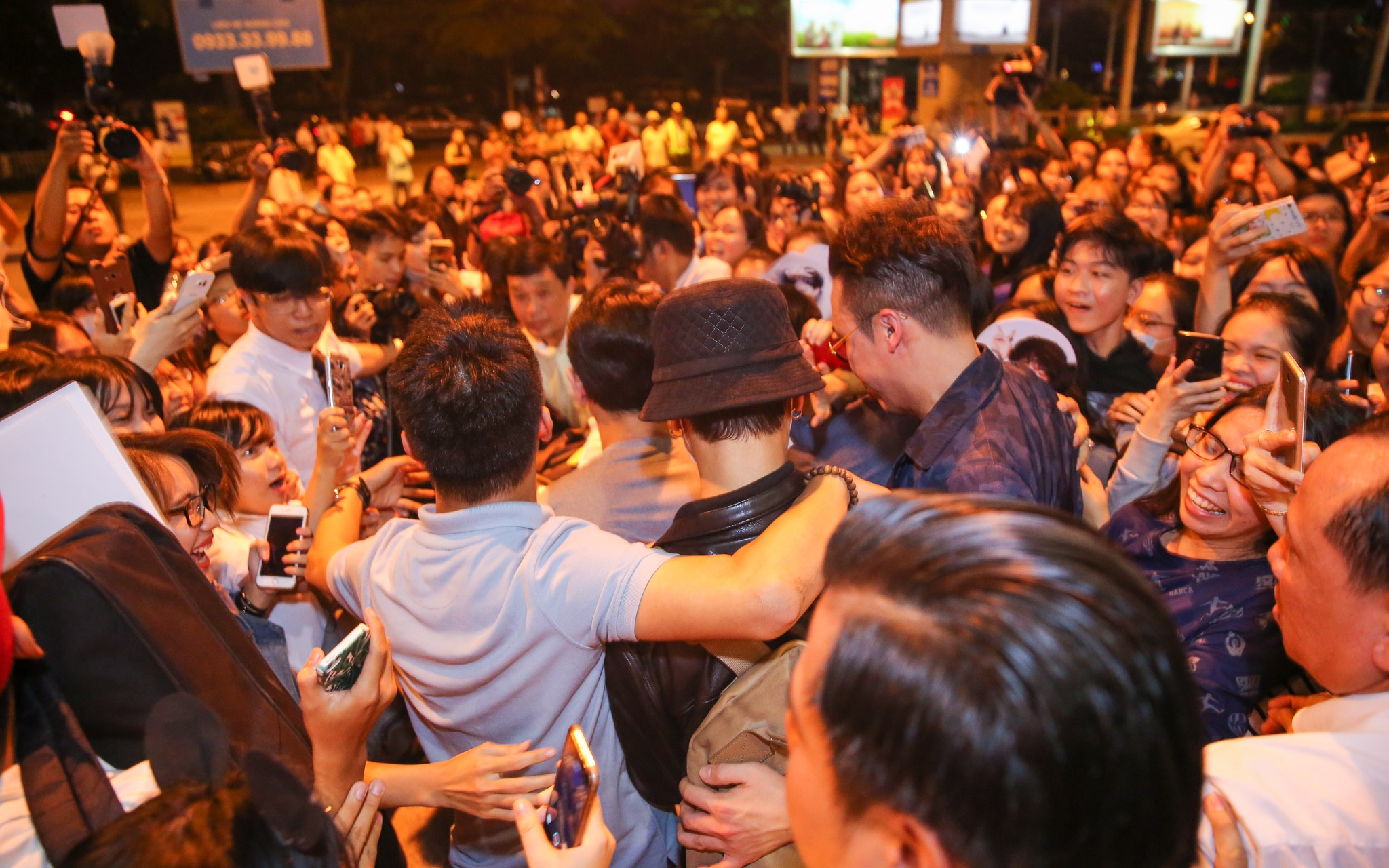 Fan Viet don Yesung o san bay anh 7