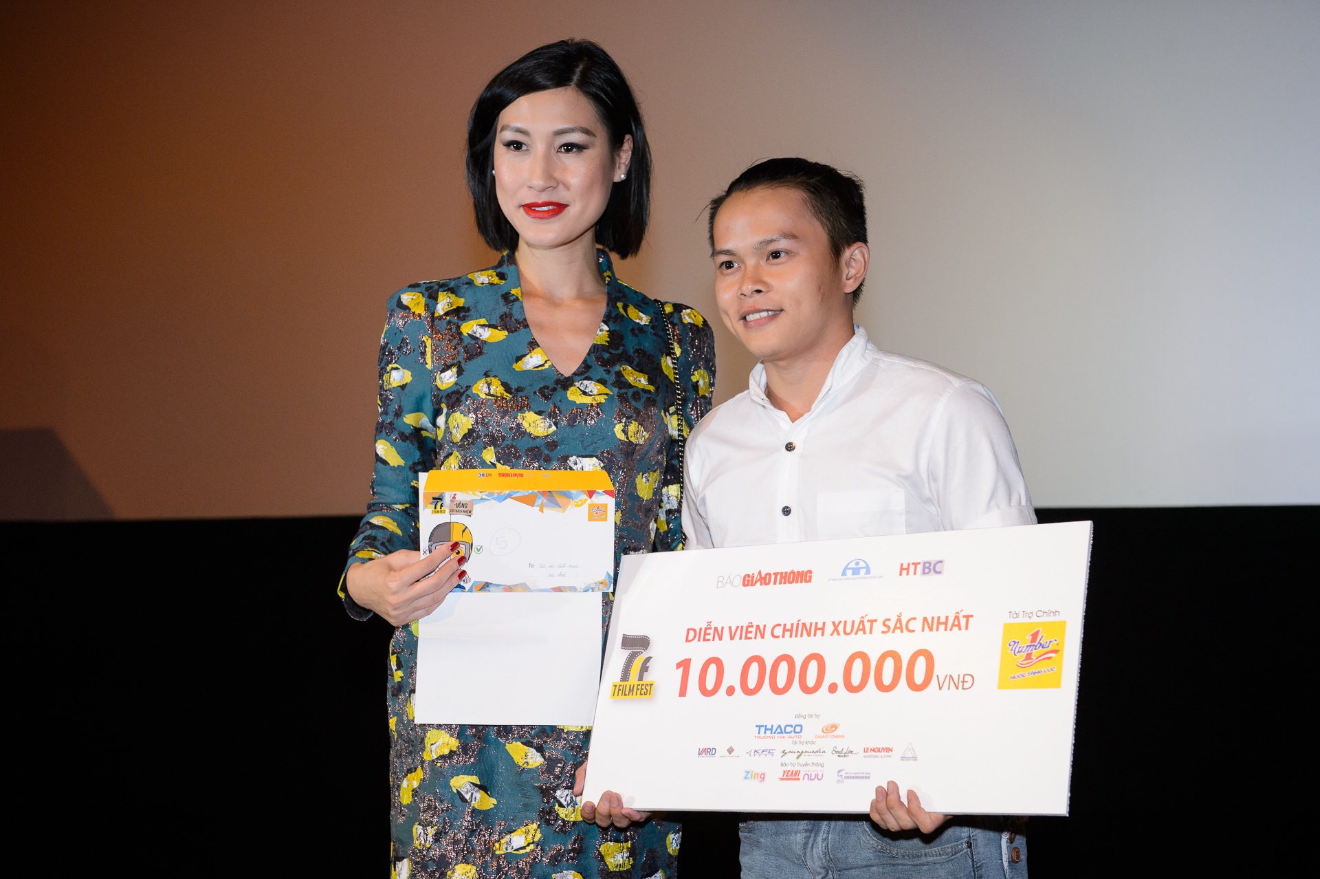 Khánh Ngân ủng hộ nhà làm phim trẻ ảnh 6 Khanh Ngan ung ho nha lam phim tre anh 6