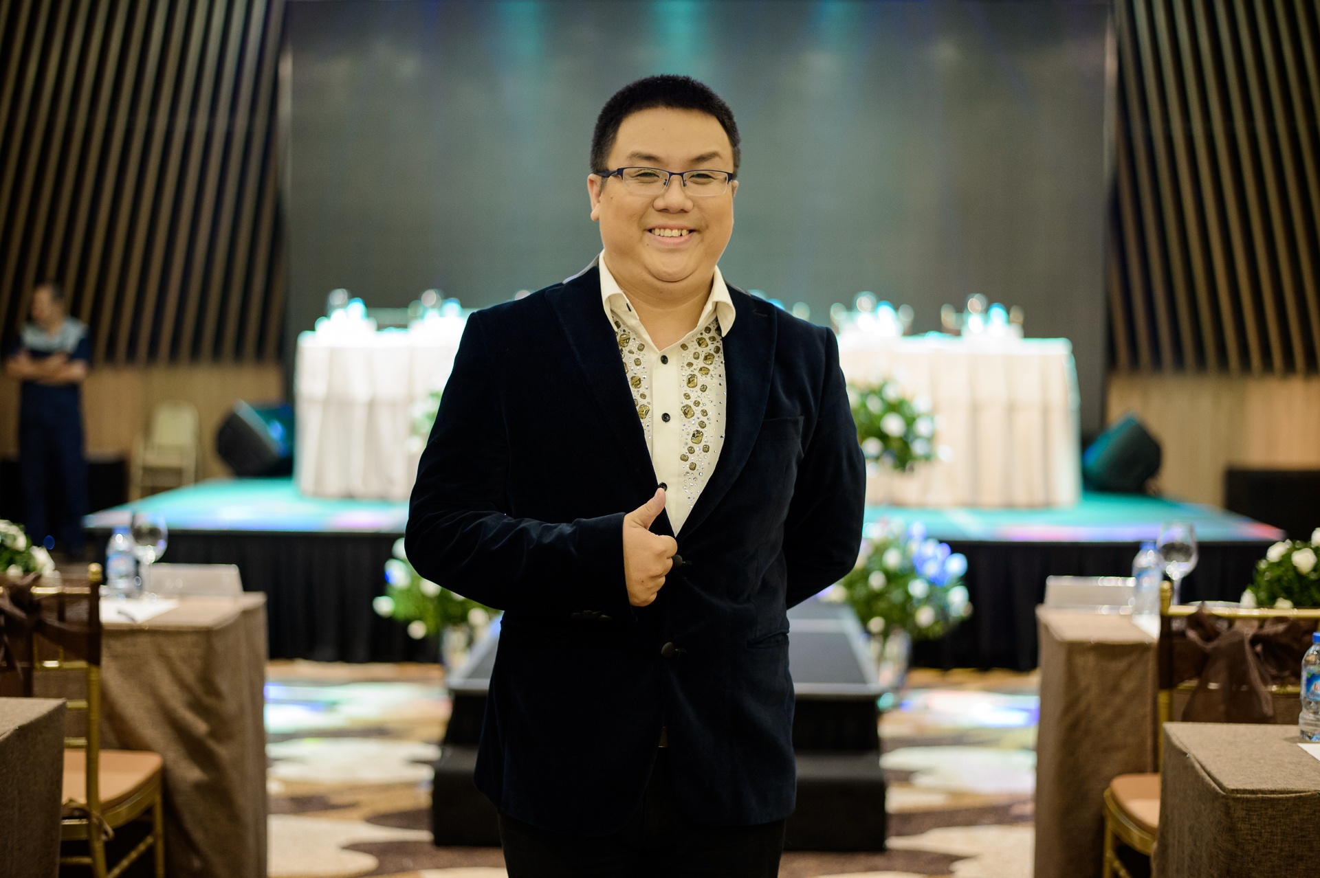 Ngoc Trinh om cham Dam Vinh Hung anh 5