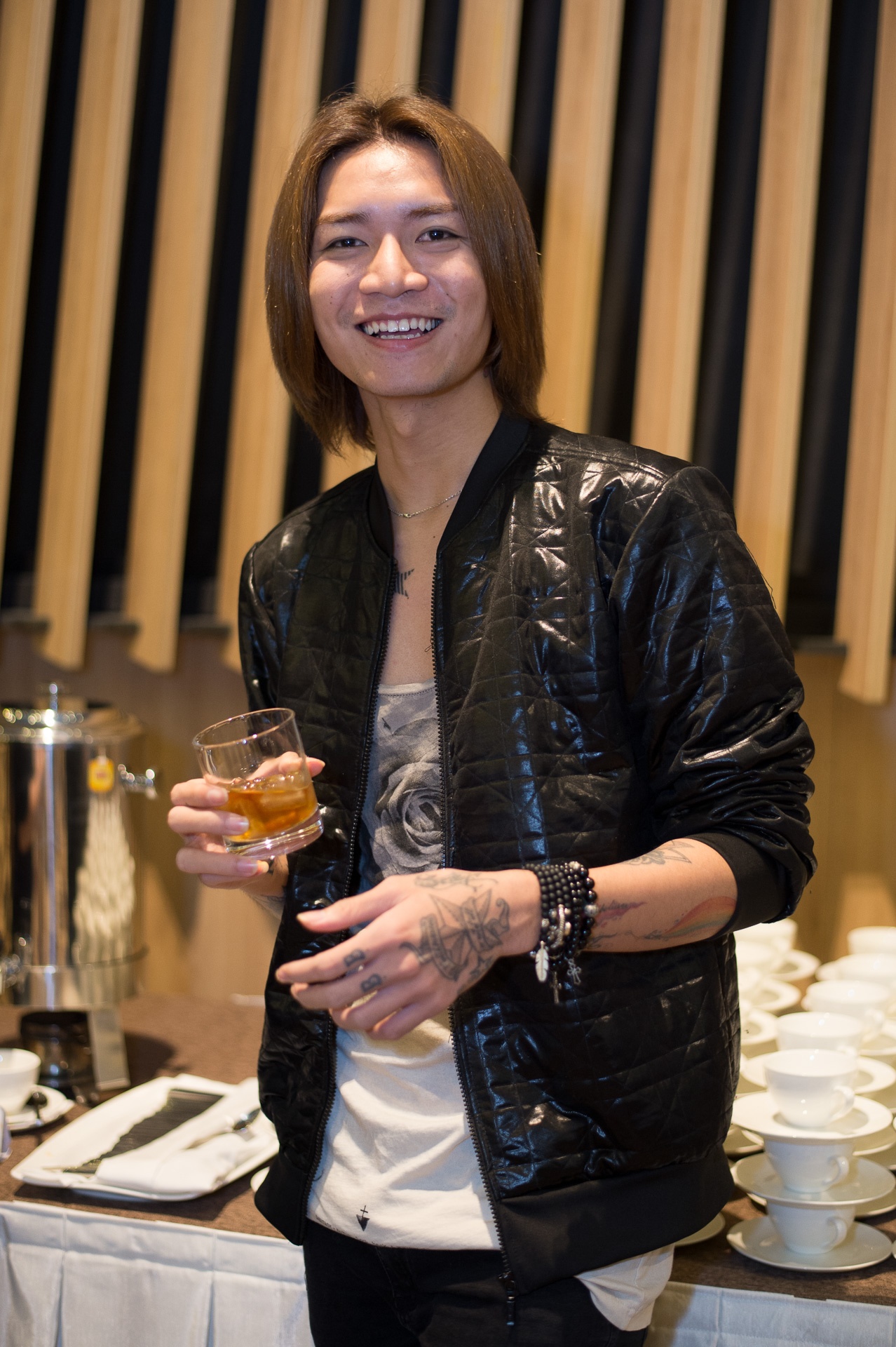 Ngoc Trinh om cham Dam Vinh Hung anh 10