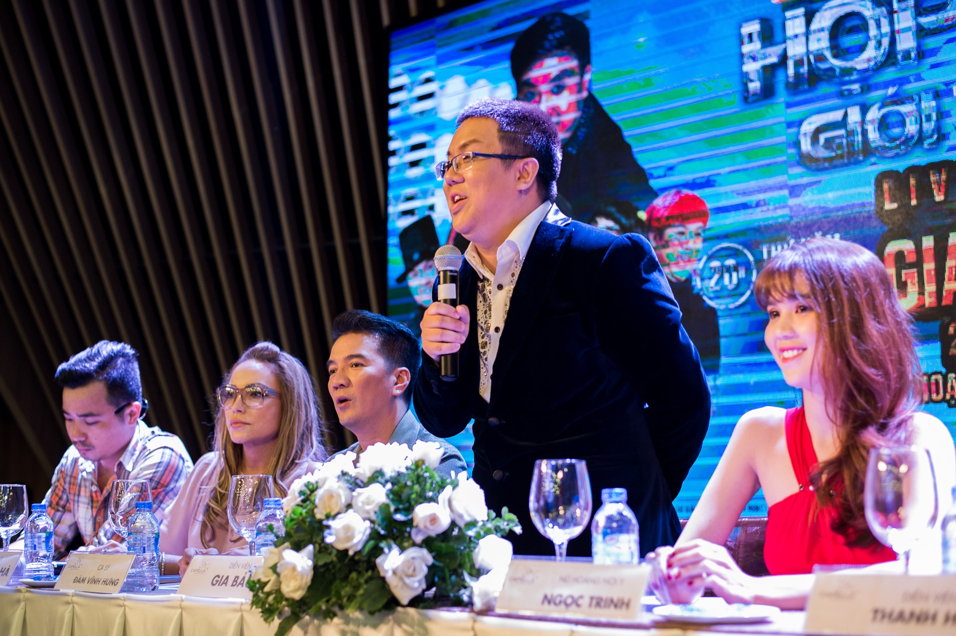 Ngoc Trinh om cham Dam Vinh Hung anh 11