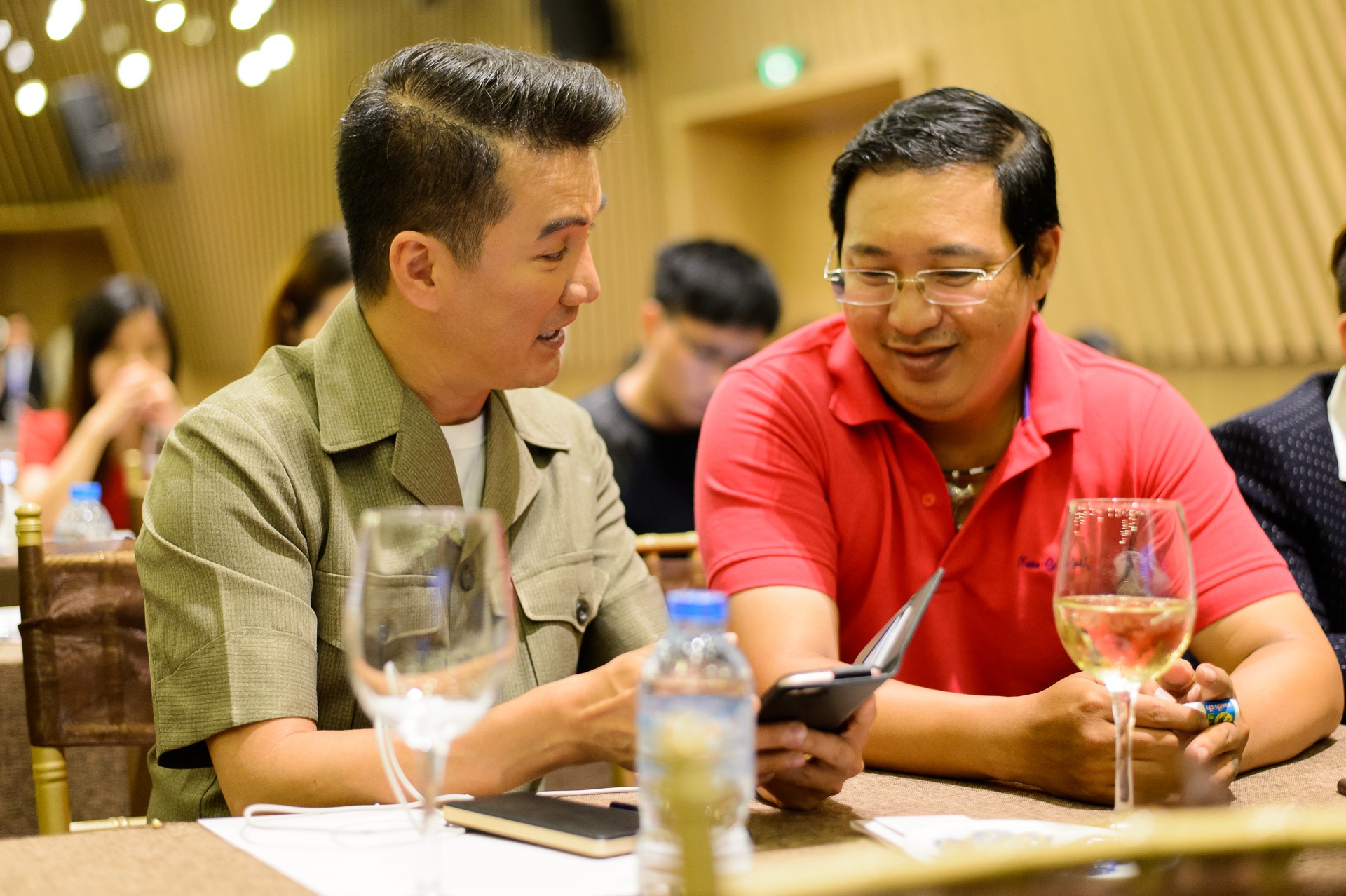 Ngoc Trinh om cham Dam Vinh Hung anh 9