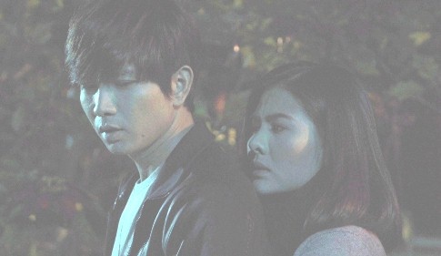 Tim lung tung khi hon Van Trang trong phim kinh di hinh anh