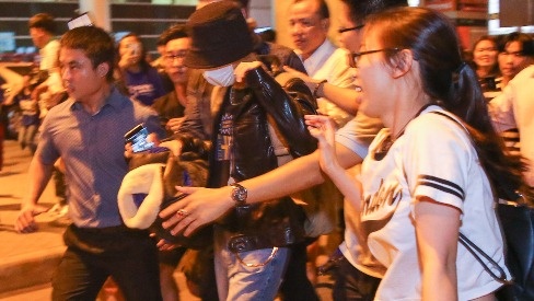 Yesung ke chuyen bi fan Viet keo ao, giat mu hinh anh